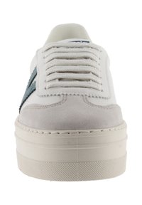 Vit sneaker med ljusgrå mocka framtill, strukturerad vit sula och teal mocka sidodetaljer. Har platta, vävda snören och en minimalistisk design.