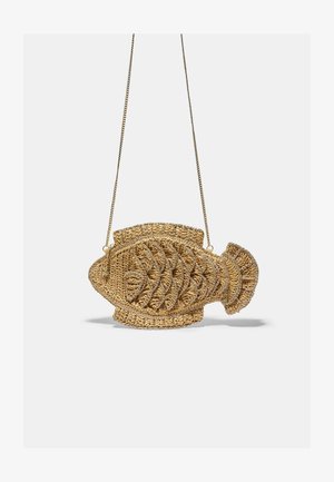 Sac à main en paille tressée en forme de poisson avec des écailles et des nageoires détaillées, suspendu à une fine chaîne dorée.