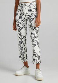 Bershka Spodnie materiałowe