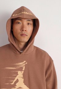 Jordan M J HBR FLC PO - Mikina s kapucňou - archaeo brown/orange chalk