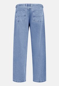 Φαρδιά τζιν παντελόνια από ανοιχτό γαλάζιο τζιν ύφασμα, εμφανιζόμενα από πίσω με δύο πίσω τσέπες και θηλιές για ζώνη στη μέση.