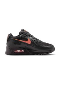Zwarte Nike Air Max sneaker met oranje swoosh, zichtbare luchtkussen in de zool, bovenwerk van mesh en leer, en zwarte veters, gezien vanaf linkerkant.