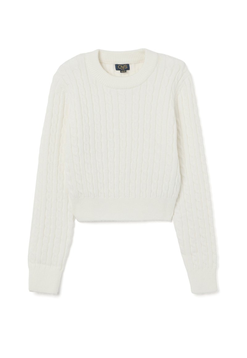 Witte kabelgebreide trui met een ronde hals en lange mouwen. Voorzien van geribbelde manchetten en een zoom, wat zorgt voor een gestructureerde, robuuste uitstraling.