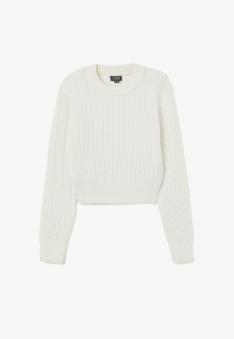 Witte kabelgebreide trui met een ronde hals en lange mouwen. Voorzien van geribbelde manchetten en een zoom, wat zorgt voor een gestructureerde, robuuste uitstraling.