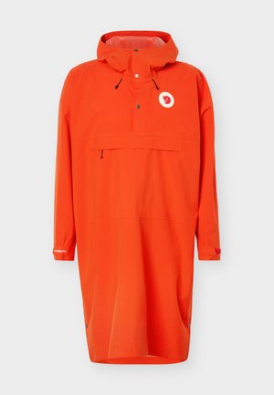 Chaqueta impermeable larga de color naranja brillante con capucha, bolsillo con cremallera frontal, botones a presión y parche con logo en el pecho.