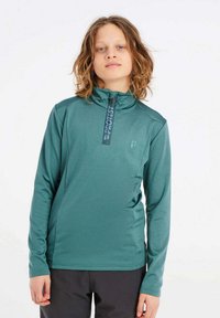 Tirkizni dugi rukav pulover s visokim ovratnikom, polu-zip prednjim dijelom i detaljem s logotipom. Izrađen od glatkog, elastičnog materijala za udobnost i pokretljivost.