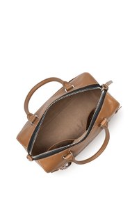 Tan leren handtas met zilveren hardware, bovenste ritssluiting, gladde buitenkant en twee korte handvatten. Binnenkant heeft een stoffen voering.