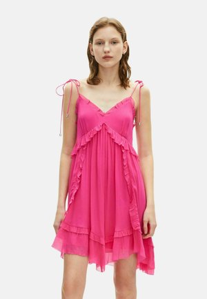 Abito senza maniche rosa con dettagli a volant, scollo a V e spalline regolabili, caratterizzato da una silhouette fluida e un orlo a strati.