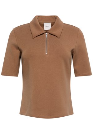 Kratek rjav polo majica s srebrnim sprednjim zadrgo in širokim ovratnikom, z diskretnim logotipom Calvin Klein na prsih.