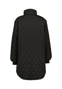 Svart vadderad jacka med hög krage, långa ärmar och elastiska muddar. Har en vågig textur och en logotyp på övre ryggen.