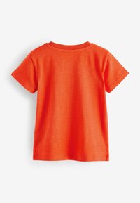 T-Shirt mit kurzen Ärmeln aus leuchtend orangefarbenem Baumwollstoff, mit geripptem Rundhalsausschnitt und sauberem Saum, sowie einer glatten Textur.
