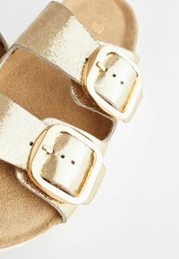 Next DOUBLE STRAP - Matalakantaiset pistokkaat - gold textured