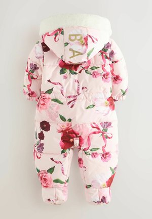 Ružový kvetinový snowsuit s kožušinovou kapucňou a dekoračnými stuhami. Obsahuje rôzne kvety v odtieňoch ružovej a červenej po celom povrchu.