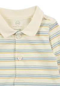 Gestreiftes Poloshirt in Creme, mit blauen und gelben horizontalen Streifen, einer Knopfleiste und aus weichem Baumwollmaterial. Größe 62.