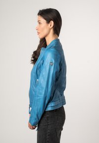 Blaue Lederjacke mit tailliertem Design, Reißverschluss vorne und seitlichen Taschen. Sie hat eine glatte Textur und dezente Nähtdetails.