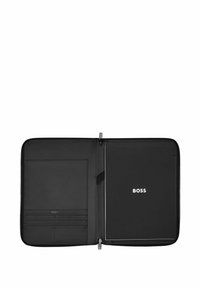 Portfolio en cuir noir à fermeture éclair avec des emplacements pour cartes et un dossier à gauche, contenant un papier noir marqué "BOSS" à droite.