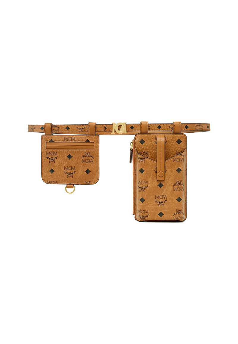 Bruine leren heuptas met reliëf MCM-logo, een afneembare kaarthouder en gouden hardware-accenten. Compact, gestructureerd ontwerp.