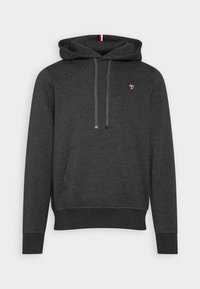 Donkere grijze hoodie gemaakt van fleece stof, met een voorzak in kangoeroestijl, capuchon met trekkoord en een klein rood-wit logo op de borst.