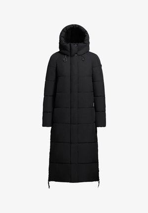 Dolga črna puhovka z quiltanim dizajnom, visokim ovratnikom, nastavljivo kapuco in zadrgama na straneh, izdelana iz mehkega in trpežnega materiala.
