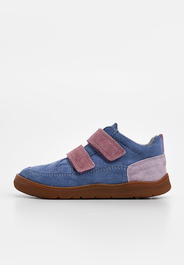Kinderblaues Wildlederschuh mit brauner Sohle, zwei rosa Klettverschlüssen und rosa Wildlederschaft, seitlich auf weißem Hintergrund abgebildet.