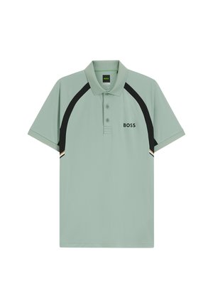 Vaaleanvihreä poolopaita, jossa mustat yksityiskohdat ja kirjailtu "BOSS"-logo. Siinä on perinteinen kaulus ja lyhyet hihat, valmistettu hengittävästä kankaasta.