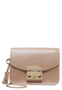 Béžová kožená crossbody kabelka s překlopnou klapkou, zlatými kovovými detaily a řetízkovým popruhem. Texturovaný povrch s logem na přední straně.