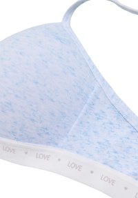 Bralette azul claro con una textura moteada. Presenta una banda blanca con la palabra "LOVE" impresa repetidamente. Tirantes delgados se extienden desde la copa.