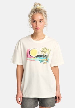 Roomkleurig katoenen T-shirt met een kleurrijke strandafbeelding van een zon, palmboom en bergen, met een ontspannen, oversized pasvorm.