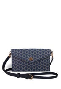 Tamno plavi crossbody ruksak s zlatnim uzorkom školjke, prednjim preklopom, kružnim zlatnim kopčanjem i podesivim crnim remenom s zlatnom kopčom.