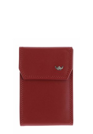 Kompakte rote Leder-Geldbörse mit Klappverschluss und einem kleinen silbernen Emblem auf der Vorderseite.