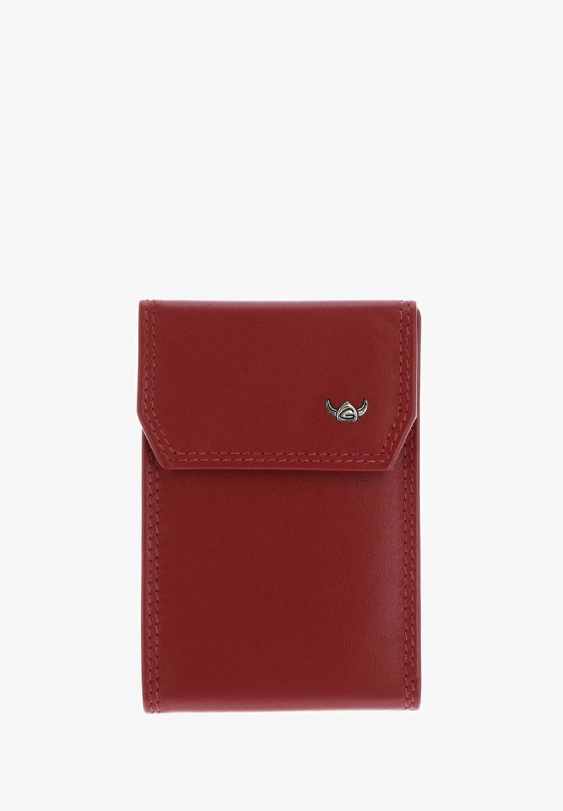 Petit portefeuille en cuir rouge avec fermeture à rabat et un petit emblème argenté sur le devant.