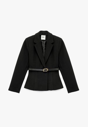 Blazer negro a medida con mangas largas, solapa con muesca y silueta ajustada, acentuado con un cinturón negro con hebilla dorada.