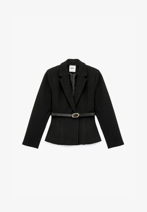 Blazer negro a medida con mangas largas, solapa con muesca y silueta ajustada, acentuado con un cinturón negro con hebilla dorada.