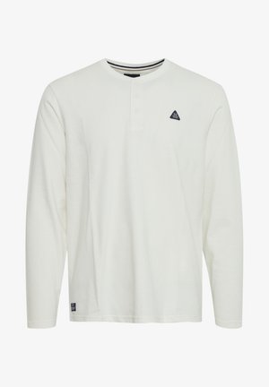 Cămașă albă cu mânecă lungă din bumbac, cu decolteu rotund, placket cu trei butoane și un mic logo triunghiular negru pe piept.