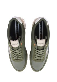 Gröna sportskor med en slät läder- och meshovandel. Har ett vitt och blått rand, runda snören och texturerade sulor.