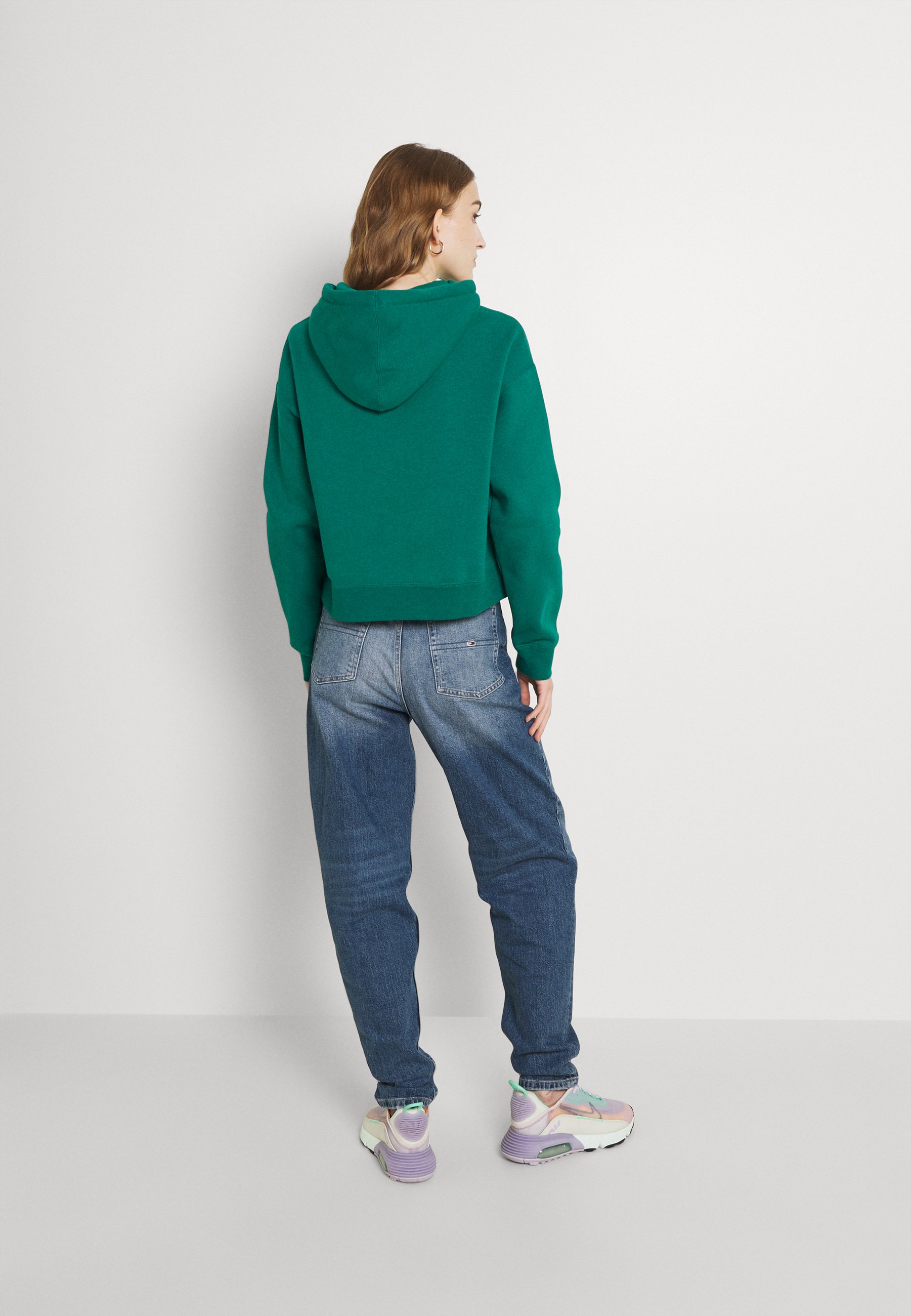 Tommy Jeans MOM - Laisvo kirpimo džinsai - denim medium/mėlynų džinsų -  Zalando.lt