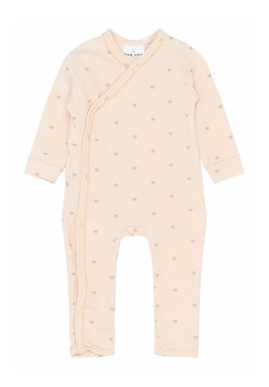Jasnoróżowy kombinezon dla niemowląt z miękkiego materiału, ozdobiony małymi złotymi serduszkami. Zapinany na boku na napy i guziki w stylu kopertowym.