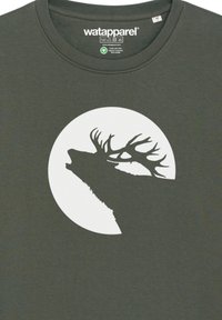 Olijfgroene katoenen t-shirt met een witte silhouet van een hert dat huilt voor een cirkelvormige achtergrond. Ronde hals ontwerp.