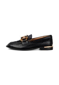 Zwarte leren loafers met een krokodillenstructuur, een gouden accentgesp en een lage hak met een metallic afwerking.