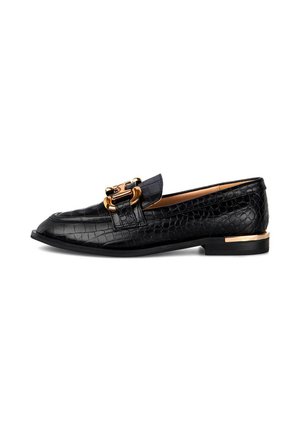 Schwarze Lederloafers mit Krokodilstruktur, einer goldenen Akzentbrosche und einem niedrigen Absatz mit metallischem Rand.