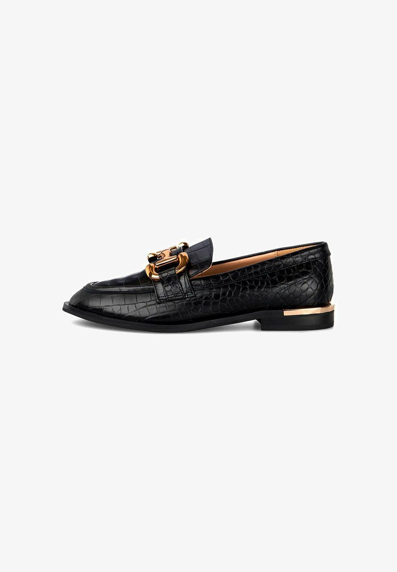 Zwarte leren loafers met een krokodillenstructuur, een gouden accentgesp en een lage hak met een metallic afwerking.