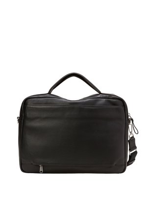 Czarna skórzana teczka z górnym uchwytem, przednią kieszenią na zamek i odpinanym paskiem na ramię, przedstawiona na białym tle.