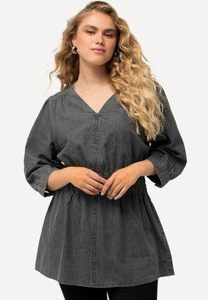Graue Jeans-Tunika mit V-Ausschnitt, gepufften 3/4-Ärmeln, gerafftem Bund und dezenten Steppdetails. Weicher, leichter Stoff mit lockerer Passform.