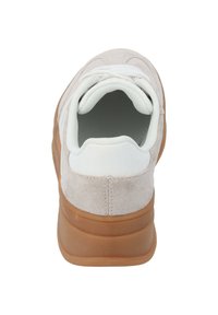 Sneaker con una toma beige in suede, collo imbottito bianco e suola in gomma marrone. Presenta un semplice design con lacci e un dettaglio testurizzato nel tallone.