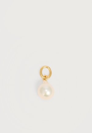 Zlatý náušnicový prívesok v tvare kruhu s jednou bielou perlou tvaru slzy visiaci na bielom pozadí.