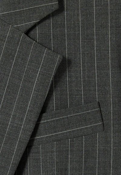 Tejido gris a rayas con un tejido texturizado, con finas rayas verticales blancas. El material es suave y está tejido de forma densa.