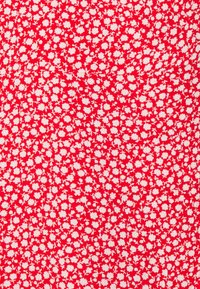 Tissu rouge présentant un petit motif floral blanc aux détails complexes. La texture semble lisse et légère, adaptée aux vêtements.