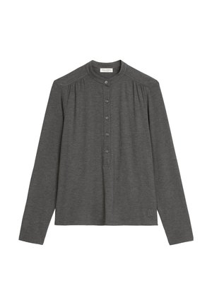 Grijze longsleeve top met ronde hals, knopenlijst en plooien op de schouders. Zachte textuur met een klein logo aan de zoom.