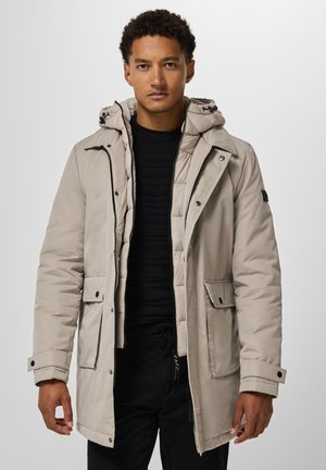 Abrigo acolchado color beige claro con capucha, con cierre de cremallera y presión, dos bolsillos frontales y un forro interior texturizado.
