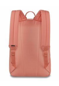 Mochila acolchada rosa con correas de hombro ajustables y asa de transporte superior, mostrada desde atrás sobre un fondo blanco.